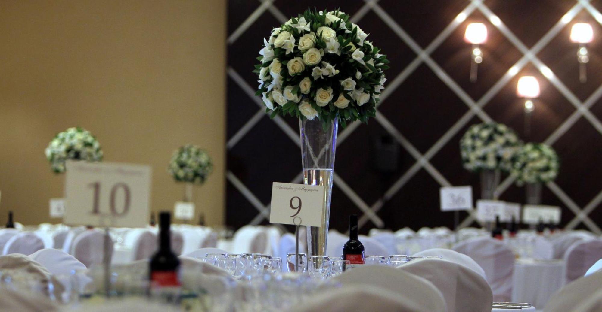 منتجع وسبا ليمنيون كاستوريا المظهر الخارجي الصورة A table centerpiece
