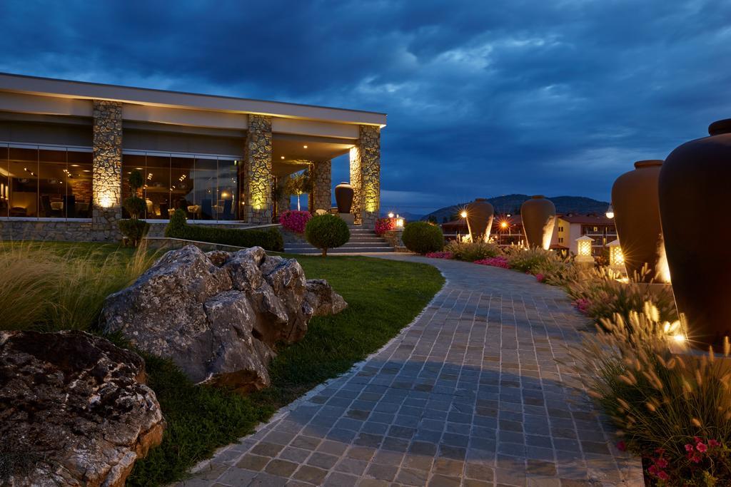 منتجع وسبا ليمنيون كاستوريا المظهر الخارجي الصورة The resort at night
